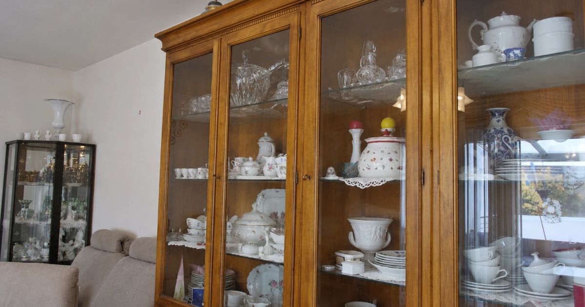 Vitrine mit Porzellan und Kristallglas in einer Wohnung vor der Wohnungsauflösung